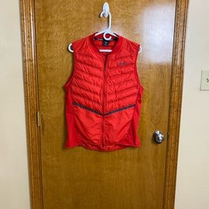 Nike Sportswear Aeroloft Running Vest Gillet 800497-657 Size Large Red